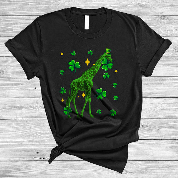 MacnyStore - Green Leprechaun Giraffe, Humorous St. Patrick's Day Irish Shamrocks, Giraffe Animal Lover T-Shirt