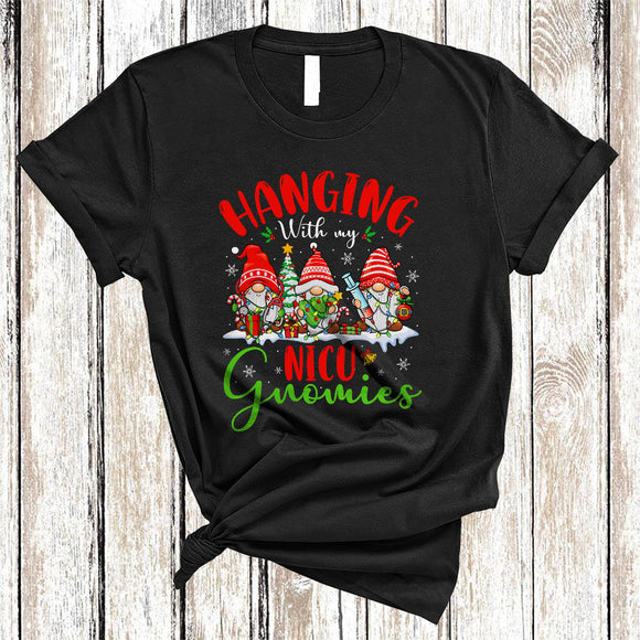 MacnyStore - Hanging With MY NICU Gnomies, Cute Christmas Three Gnomes Snow Around, X-mas Nurse T-Shirt
