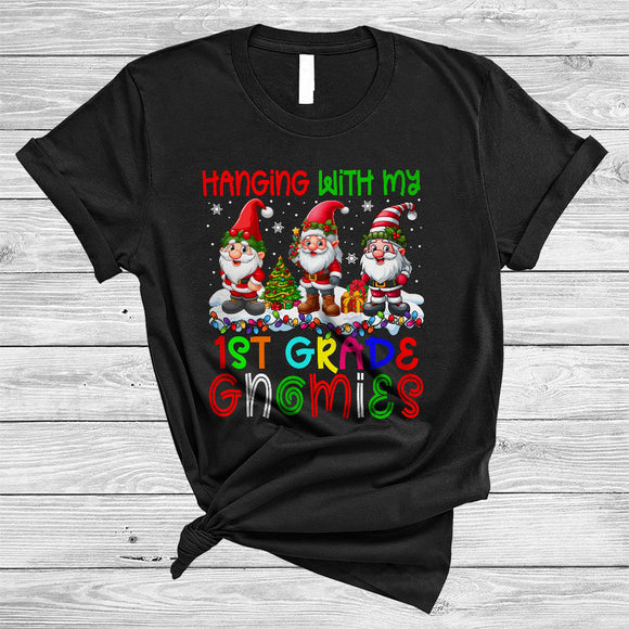 MacnyStore - Hanging With My 1st Grade Gnomies, Adorable Christmas Three Gnomes, X-mas Lights Teacher T-Shirt