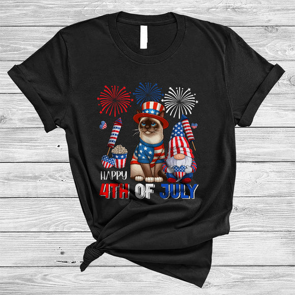 MacnyStore - Happy 4th Of July, Lovely Independence Day US Flag Siamese Cat, Firework Gnomes Patriotic T-Shirt
