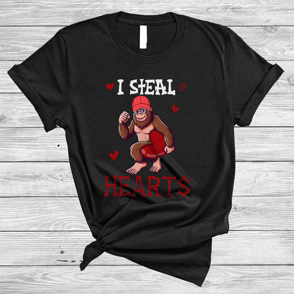 MacnyStore - I Steal Hearts, Humorous Valentine's Day Bigfoot Holding Heart, Matching Couple Lover T-Shirt