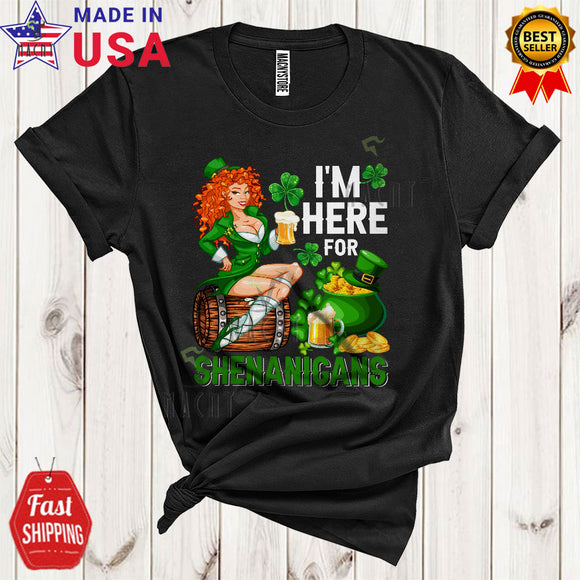 MacnyStore - I'm Here For Shenanigans Funny Cool St. Patrick's Day Irish Leprechaun Girl Drinking Beer Drunk Group T-Shirt