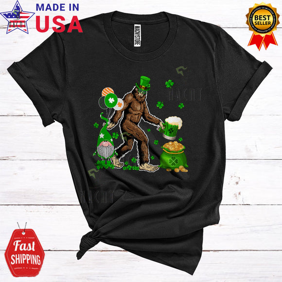 MacnyStore - Leprechaun Bigfoot Drinking Beer Cute Cool St. Patrick's Day Gnome Bigfoot Wearing Sunglasses T-Shirt