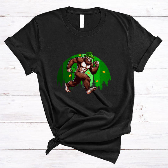 MacnyStore - Leprechaun Bigfoot Holding Shamrock, Awesome St. Patrick's Day Vintage Retro, Bigfoot Lover T-Shirt