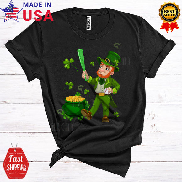 MacnyStore - Leprechaun Playing Baseball Cool Funny St. Patrick's Day Shamrocks Gold Pot Sport Player Team T-Shirt
