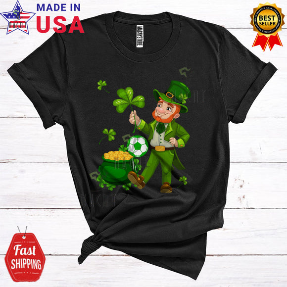 MacnyStore - Leprechaun Playing Soccer Cool Funny St. Patrick's Day Shamrocks Gold Pot Sport Player Team T-Shirt