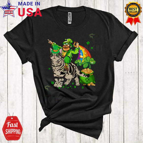 MacnyStore - Leprechaun Riding American Shorthair Cat Cute Cool St. Patrick's Day Rainbow Shamrocks Cat Lover T-Shirt