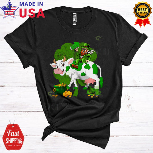 MacnyStore - Leprechaun Riding Cow Drinking Beer Cool Funny St. Patrick's Day Farmer Drunk Shamrock T-Shirt