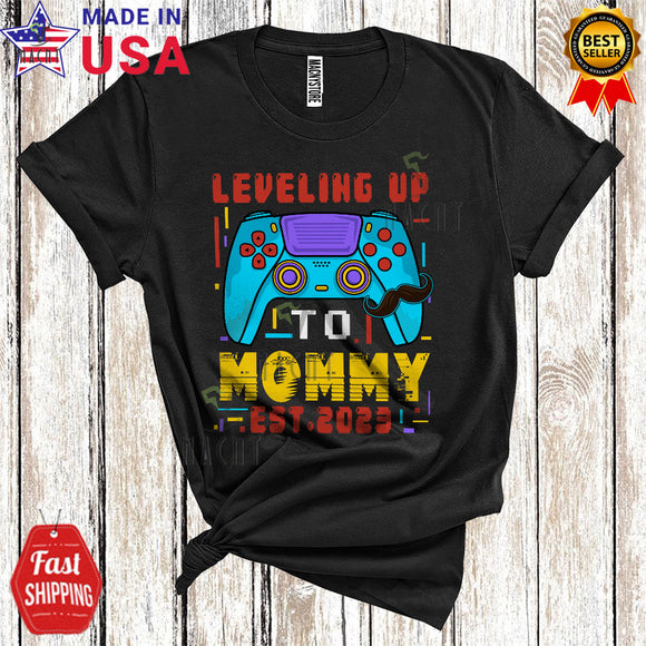 MacnyStore - Leveling Up To Mommy EST 2023 Cool Happy Mother's Day Pregnancy Gamer Gaming T-Shirt