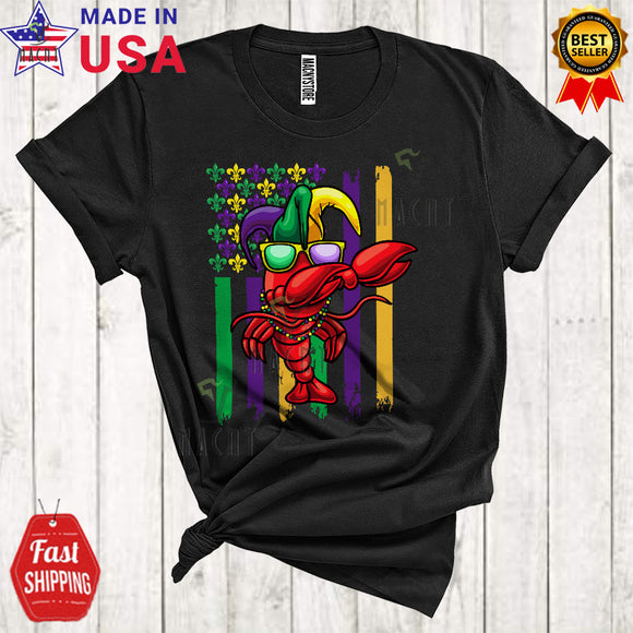 MacnyStore - Mardi Gras American Flag With Dabbing Crawfish Cool Funny Mardi Gras Crawfish Wearing Jester Hat T-Shirt