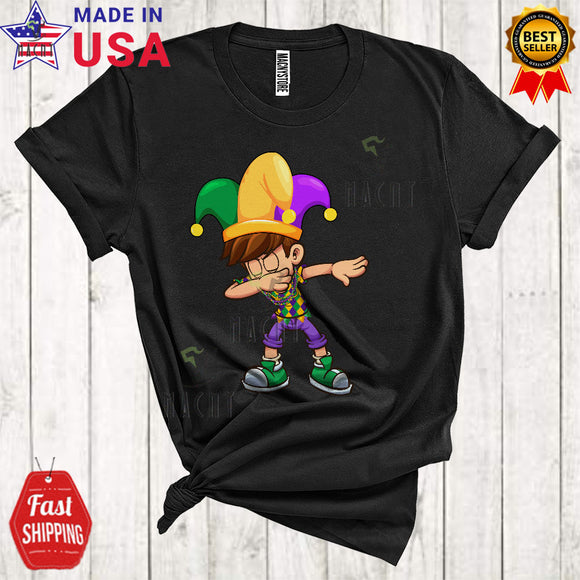 MacnyStore - Mardi Gras Dabbing Boys Cool Funny Mardi Gras Boy Wearing Jester Hat Beads Matching Family Group T-Shirt