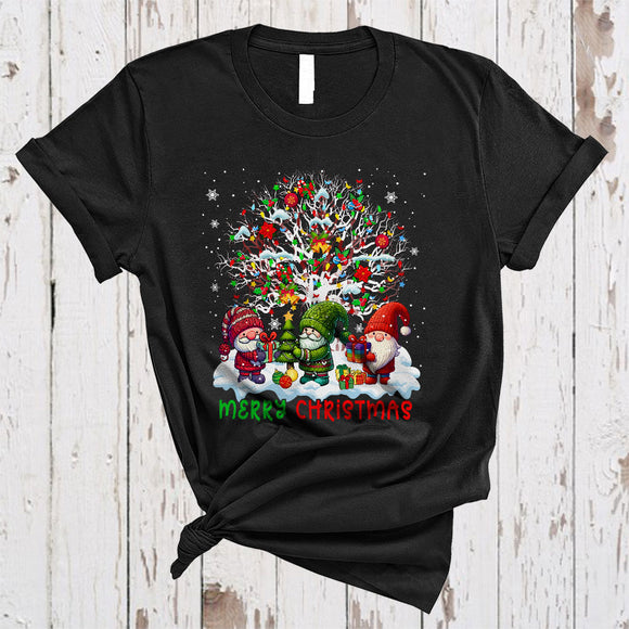 MacnyStore - Merry Christmas, Adorable Lovely Christmas Lights Three Gnomes Squad, X-mas Tree Snow Around T-Shirt