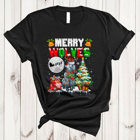 MacnyStore - Merry Wolves, Adorable Cute Christmas Santa Reindeer Wolf Snow Around, X-mas Tree Wild Animal T-Shirt