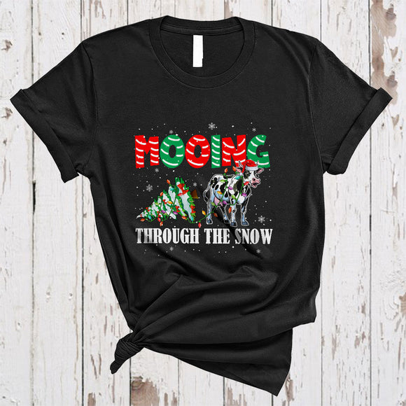 MacnyStore - Mooing Through Snow, Adorable Christmas Santa Cow X-mas Tree, Snow Around Farmer T-Shirt