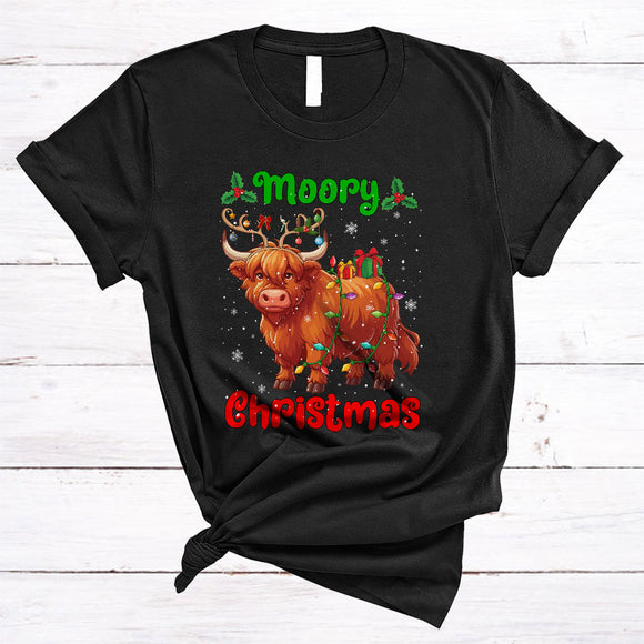 MacnyStore - Moory Christmas, Joyful Merry Christmas Reindeer Scottish Highland Cow, X-mas Lights T-Shirt