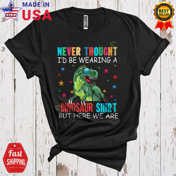 MacnyStore - Never Thought I'd Be Wearing A Dinosaur Shirt Funny Happy Father's Day Dad Father Family Group T-Shirt