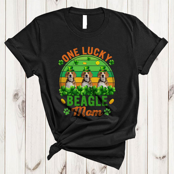 MacnyStore - One Lucky Beagle Mom, Lovely St. Patrick's Day Three Leprechaun Dog, Retro Shamrocks T-Shirt