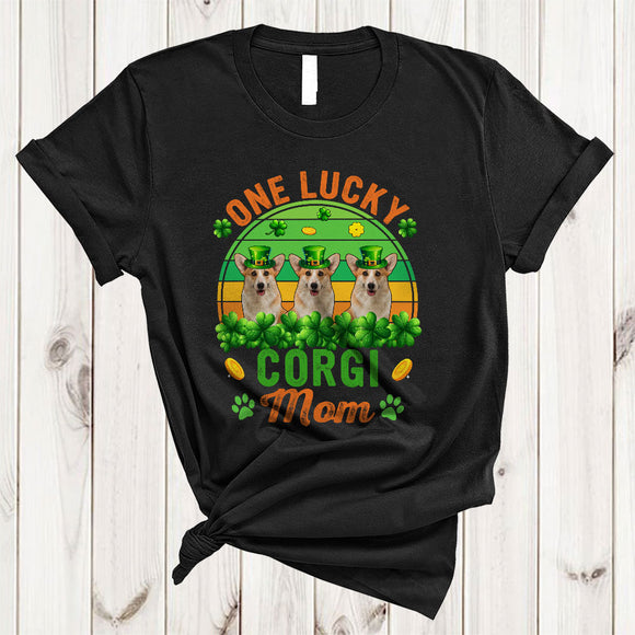 MacnyStore - One Lucky Corgi Mom, Lovely St. Patrick's Day Three Leprechaun Dog, Retro Shamrocks T-Shirt
