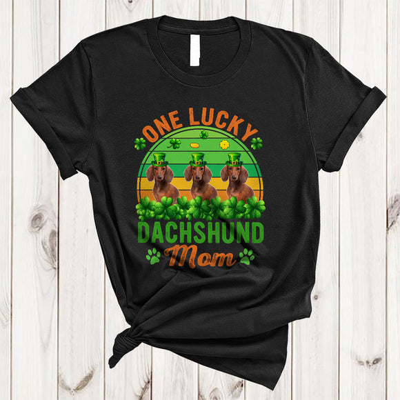 MacnyStore - One Lucky Dachshund Mom, Lovely St. Patrick's Day Three Leprechaun Dog, Retro Shamrocks T-Shirt