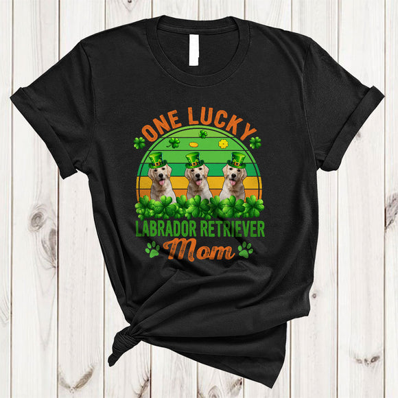 MacnyStore - One Lucky Labrador Retriever Mom, Lovely St. Patrick's Day Three Leprechaun Dog, Retro Shamrocks T-Shirt