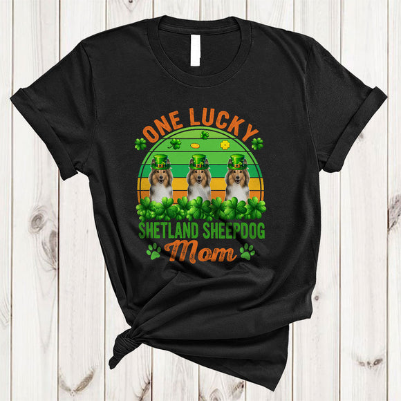 MacnyStore - One Lucky Shetland Sheepdog Mom, Lovely St. Patrick's Day Three Leprechaun Dog, Retro Shamrocks T-Shirt
