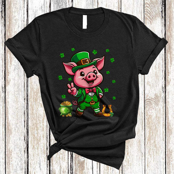 MacnyStore - Pig Wearing Leprechaun Clothes, Humorous St. Patrick's Day Shamrock Pig, Farming Farmer T-Shirt