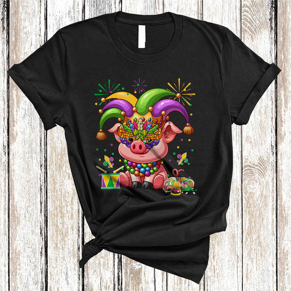 MacnyStore - Pig Wearing Mask Beads Jester Hat, Humorous Mardi Gras Pig Lover, Farming Farmer Parade T-Shirt