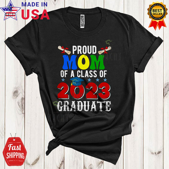 MacnyStore - Proud Mom Of A Class Of 2023 Graduate Funny Cool Graduation Party Family Group Matching Graduate T-Shirt