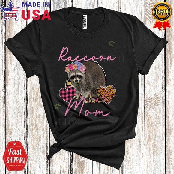 MacnyStore - Raccoon Mom Funny Cool Mother's Day Leopard Plaid Flowers Raccoon Wild Animal Lover T-Shirt