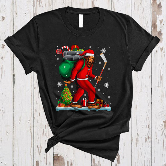 MacnyStore - Santa Bigfoot Playing Hockey Cool Merry Christmas Xmas Sport Bigfoot Hockey Player Team T-Shirt