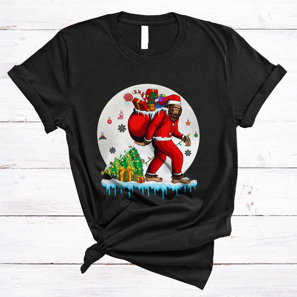 MacnyStore - Santa Bigfoot With X-mas Tree Presents, Cool Merry Christmas Bigfoot Lover, Family Group T-Shirt