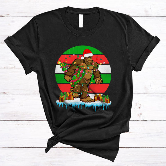 MacnyStore - Santa Bigfoot With Xmas Tree Lights Cool Merry Christmas Family Vintage Retro Bigfoot Lover T-Shirt