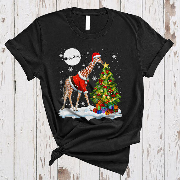 MacnyStore - Santa Giraffe And Christmas Tree, Cute Giraffe Making X-mas Tree, Animal Snow Around T-Shirt