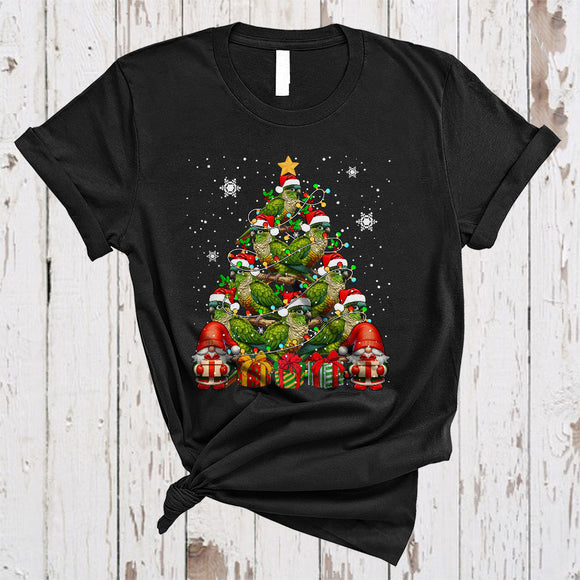 MacnyStore - Santa Green Cheeked Parakeet Parrot Christmas Tree, Awesome X-mas Lights Bird, Snow Around T-Shirt
