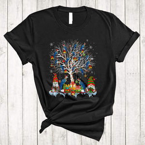 MacnyStore - Santa Reindeer ELF Macaw Bird On Christmas Tree, Cute X-mas Gnomes Bird, Snow Around T-Shirt
