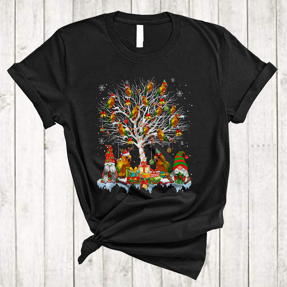 MacnyStore - Santa Reindeer ELF Sun Conure Bird On Christmas Tree, Cute X-mas Gnomes, Snow Around T-Shirt
