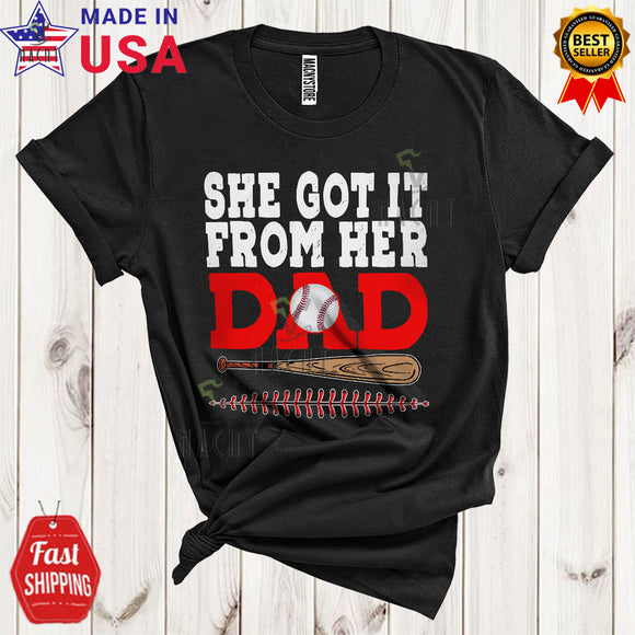 MacnyStore - She Got It From Her Dad Funny Cool Father's Day Baseball Sport Playing Player Team Lover T-Shirt