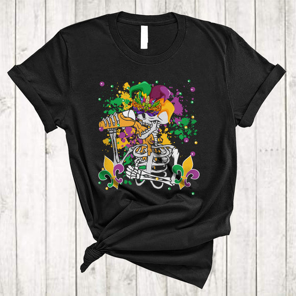 MacnyStore - Skeleton Drinking Beer, Amazing Mardi Gras Mask Jester Hat Skeleton, Parade Drunk Group T-Shirt
