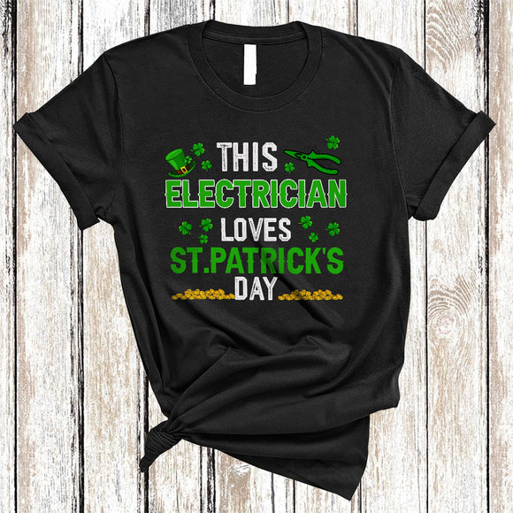 MacnyStore - This Electrician Loves St. Patrick's Day, Humorous Shamrocks, Leprechaun Electrician Team Squad T-Shirt