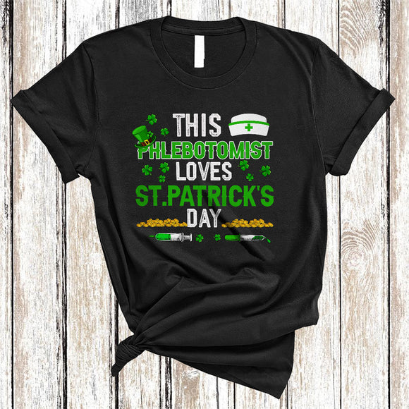 MacnyStore - This Phlebotomist Loves St. Patrick's Day, Humorous Shamrocks, Leprechaun Phlebotomist Team Squad T-Shirt