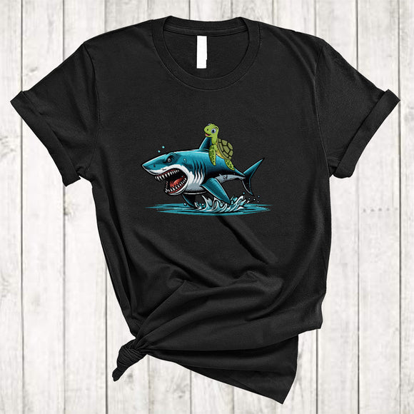 MacnyStore - Turtle Riding Shark, Humorous Cute Sea Wild Animal, Matching Sea Ocean Biologists Lover T-Shirt
