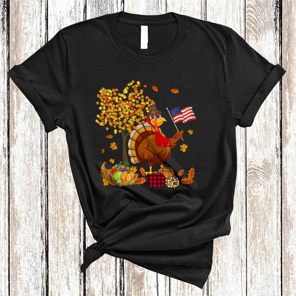MacnyStore - US Turkey With Fall Tree, Cool Thanksgiving Proud US Flag American, Plaid Pumpkin T-Shirt