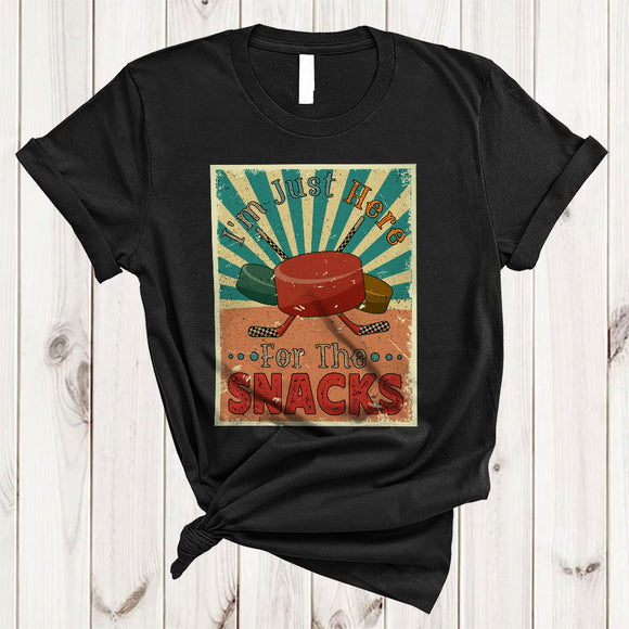 MacnyStore - Vintage Retro I'm Just Here For The Snacks, Humorous Ice Hockey Equipment, Sport Player Team T-Shirt