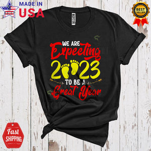 MacnyStore - We Are Expecting 2023 To Be A Great Year Funny Cool Pregnancy Mother's Day Father's Day Family T-Shirt